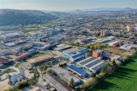 Infografika porovnávajúca výhody prenájmu skladových priestorov