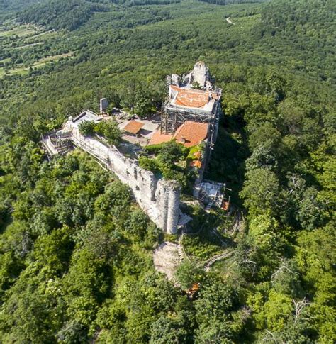 Viniansky hrad z diaľky