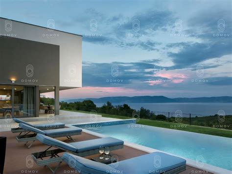 Digitálny nomád pracujúci v apartmáne s výhľadom na hory