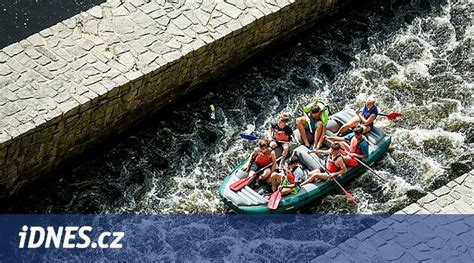 cyklisti a vodáci na rieke Hron