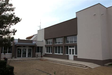 Moderná budova obecného úradu v malebnej dedinke