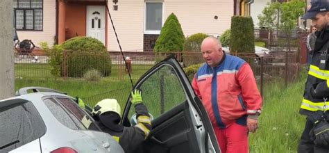 Belgický dôchodca s autom vo veľmi úzkej garáži