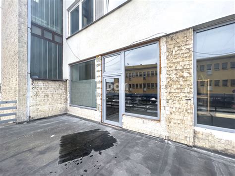 Ilustrácia obchodného priestoru s dôrazom na okná a fasádu