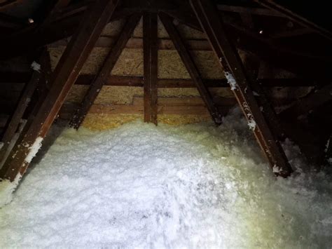 Ukážka rôznych typov fúkanej izolácie