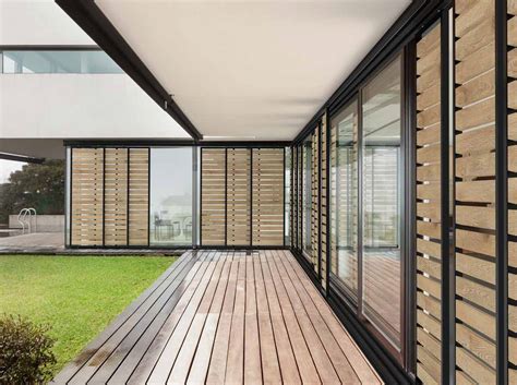 Ilustrácia znázorňujúca rôzne typy tienenia okien (vonkajšie a vnútorné)