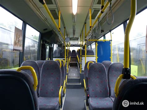 interiér moderného autobusu s pohodlnými sedadlami