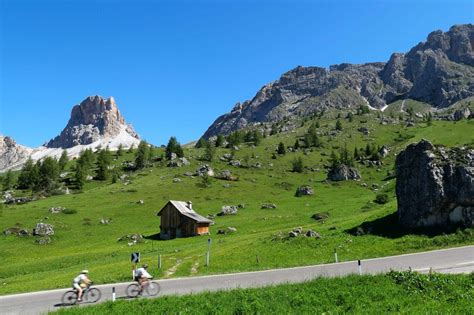 Exteriér chaletu v talianskych Dolomitoch s dreveným obkladom