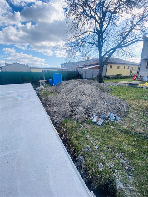 Stavebný pozemok s plotom