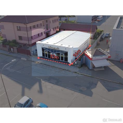 Obchodný priestor s presklenou fasádou