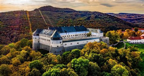 Panoráma obce Červený Kameň s dominantou hradu v pozadí