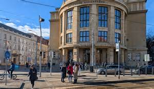 Ilustračná fotografia budovy s logom spoločnosti