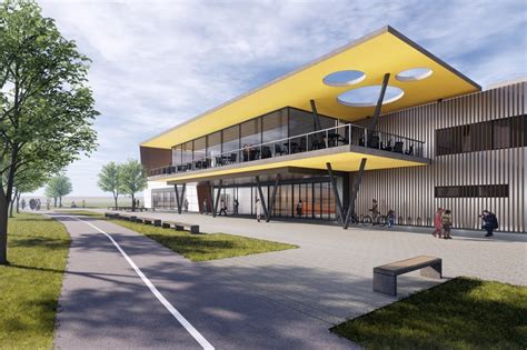 Detail modernej športovej haly s drevenou palubovkou