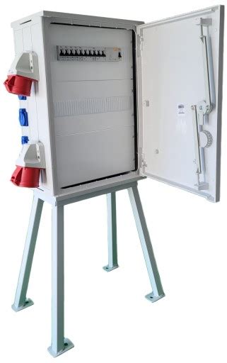 Elektrický rozvádzač s otvorenými dverami