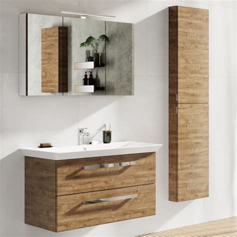 Drevený kúpeľňový nábytok s bielymi prvkami