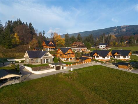 Panorama Kubínskej hole s apartmánovým komplexom Hillside