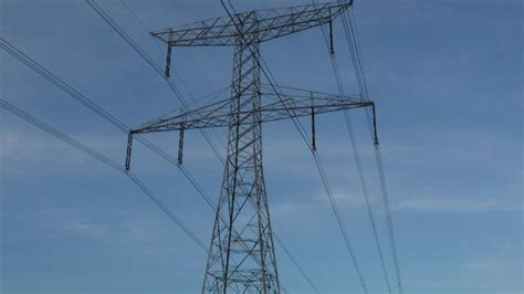 Ilustračná fotografia elektrickej prípojky na stĺpe