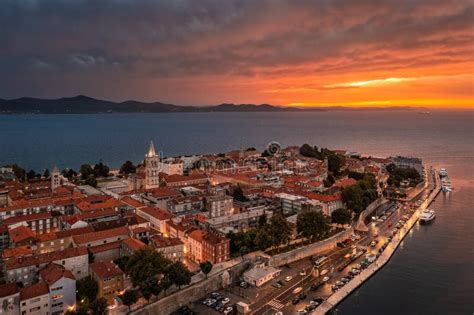 Panorama mesta Zadar s historickým centrom a prístavom