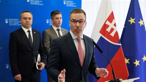 Ľudia diskutujúci o plánoch