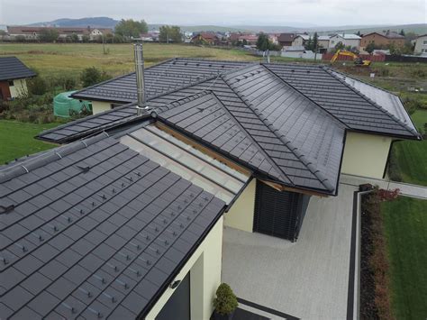 Porovnanie tmavých odtieňov strešných škridiel