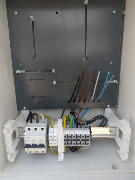 Ilustračné foto elektromerového rozvádzača s pripojeným káblom