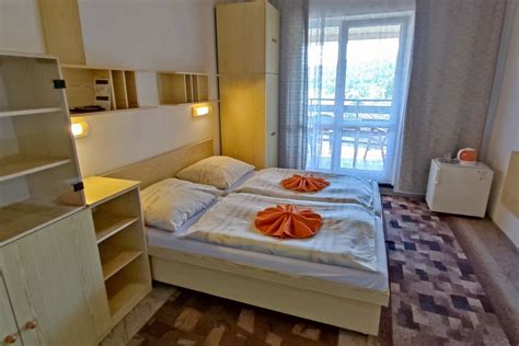 Interiér izby v Penzióne Bajor s elegantným nábytkom a moderným vybavením