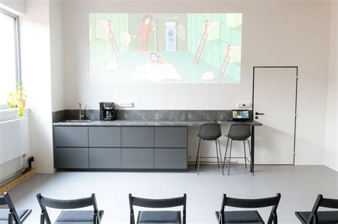 moderná školiaca miestnosť s projektorom a LCD obrazovkou