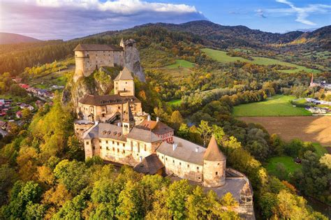 Oravský hrad týčiaci sa nad krajinou