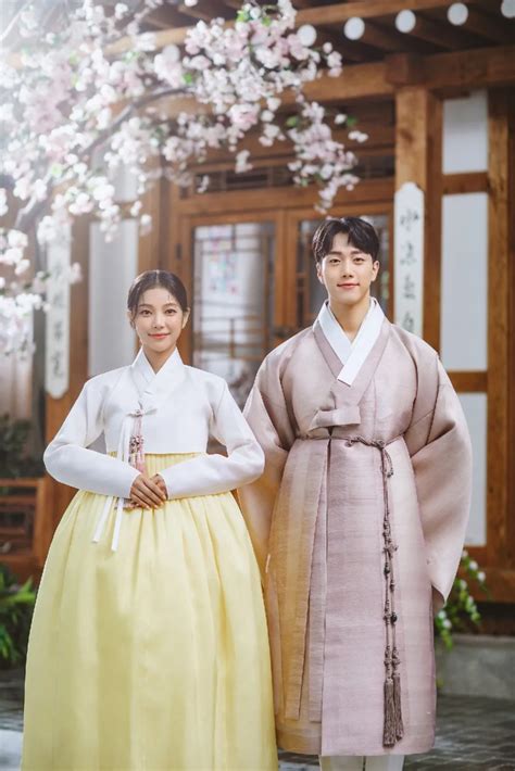 Kórejská žena v tradičnom odeve Hanbok pri paláci