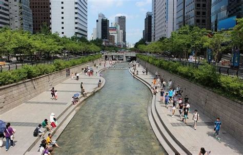 Potok Cheonggyecheon v centre Soulu