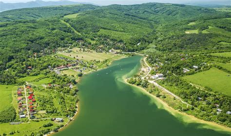 Fotografia malebnej chaty pri vodnej nádrži Domaša