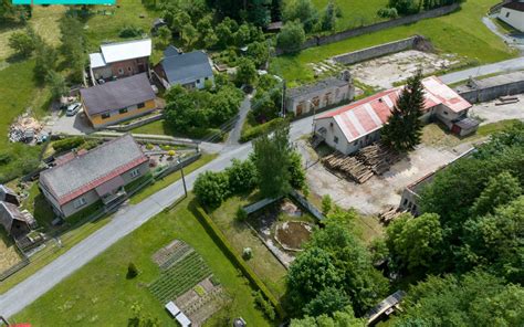 Vizualizácia pôvodného stavu pozemku s existujúcou zeleňou a budovami