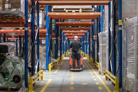 Interiér moderného skladu s regálmi a vysokozdvižným vozíkom