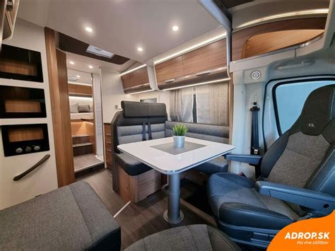 interiér luxusného karavanu s plne vybavenou kuchyňou