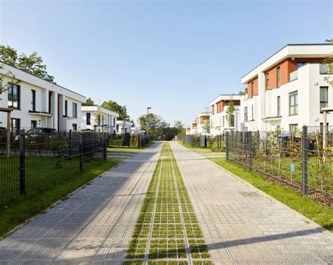 Ilustračná fotografia obce Voderady s modernými rodinnými domami