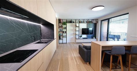 Moderný interiér s tmavými prvkami