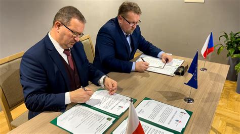 Symbolická fotografia spolupráce obce a podnikateľov