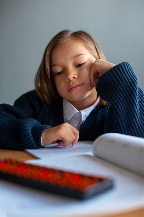 Ilustračná fotografia kalkulačky a peňazí