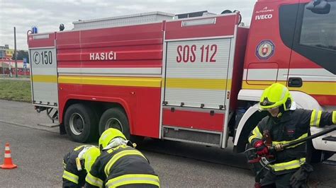 Hasiči pri práci v blízkosti horiaceho garážového domu