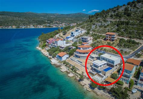 Luxusná vila s bazénom pri mori v Chorvátsku