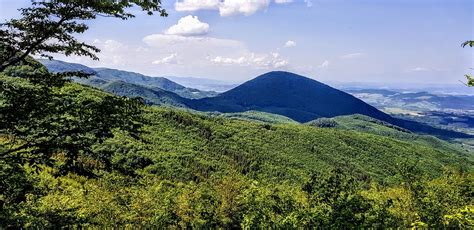 panoráma obce Veľké Ozorovce s pohľadom na Slanské vrchy