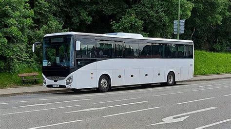 Autobus s reklamou na ceste