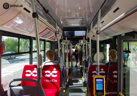 Interiér autobusu s reklamnými plagátmi
