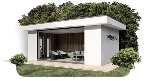 Panelový dom so zasklenými balkónmi