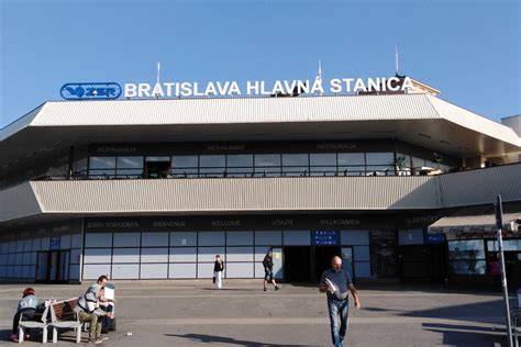 Interiér Hlavnej stanice Bratislava s náznakmi rekonštrukcie