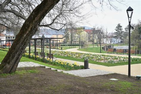 Ružový park s vodným prvkom a zeleňou