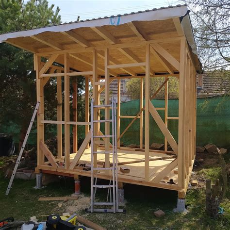 Detailná fotografia drevenej textúry záhradného domčeka