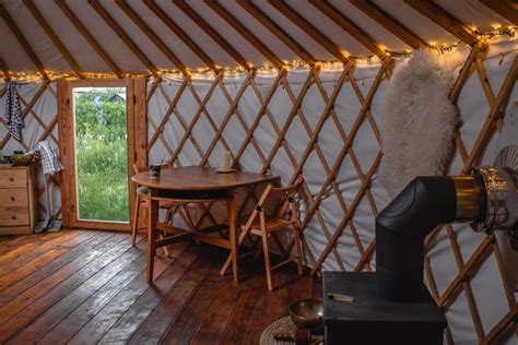 Interiér modernej jurty s dreveným nábytkom