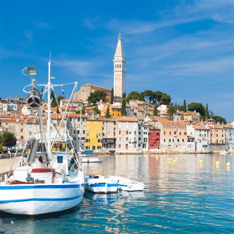Pohľad na staré mesto Rovinj s farebnými domami a kostolom svätej Eufémie