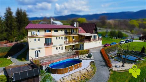 Panoráma obce Kostolná Ves s okolitou prírodou