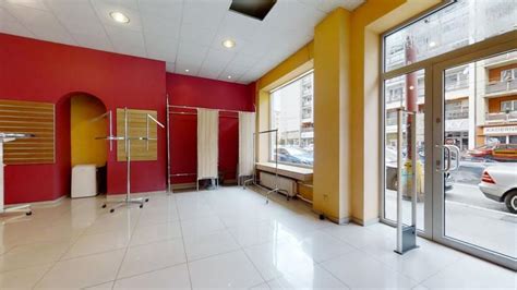 Interiér moderného obchodného priestoru